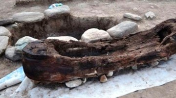 На Алтае нашли детское погребение в виде лодки